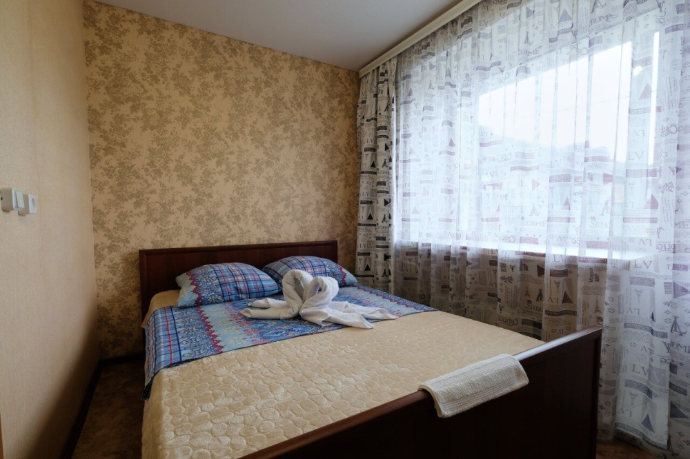 "Чистая" 2х-комнатная квартира в Междуреченске - фото 1