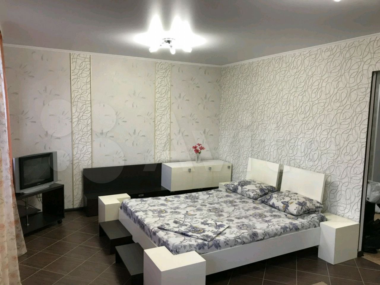 Квартира-студия Пермякова 79 в Тюмени - фото 1