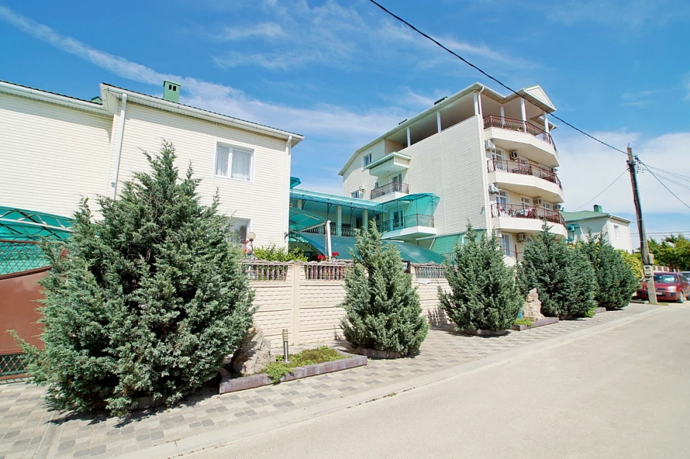 "Три Богатыря" гостевой дом в Витязево - фото 1