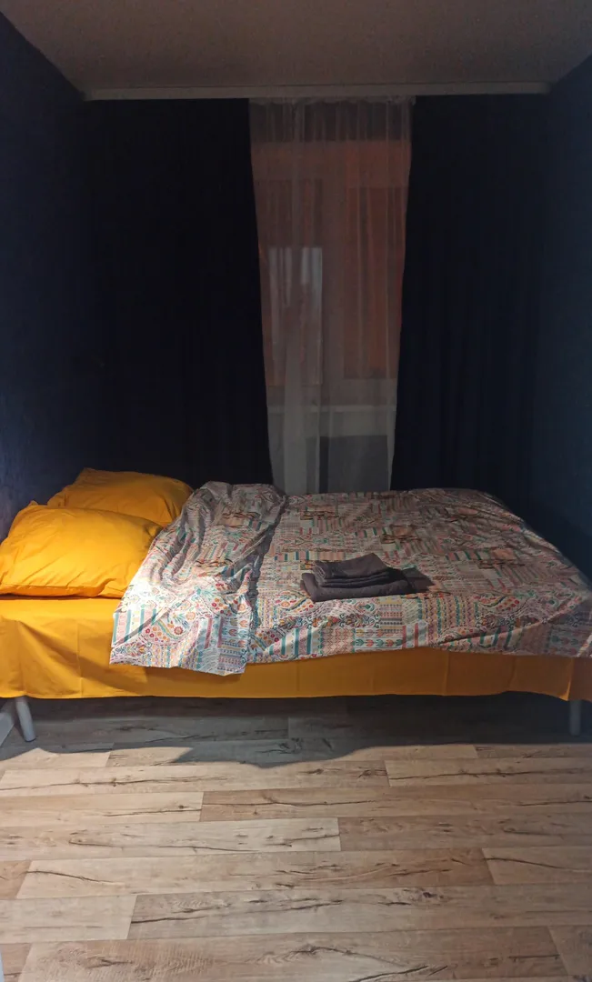 "С видом на лиственную аллею" 2х-комнатная квартира в Североуральске - фото 1