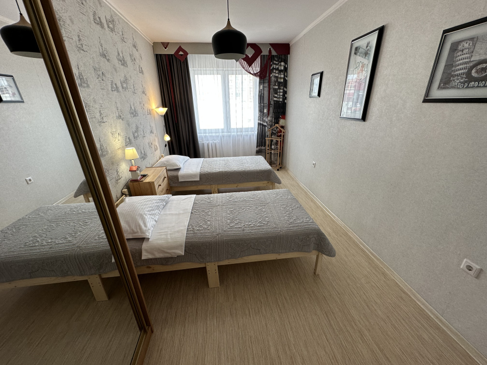 "Просторная с тремя спальнями" 3х-комнатная квартира в Новороссийске - фото 5