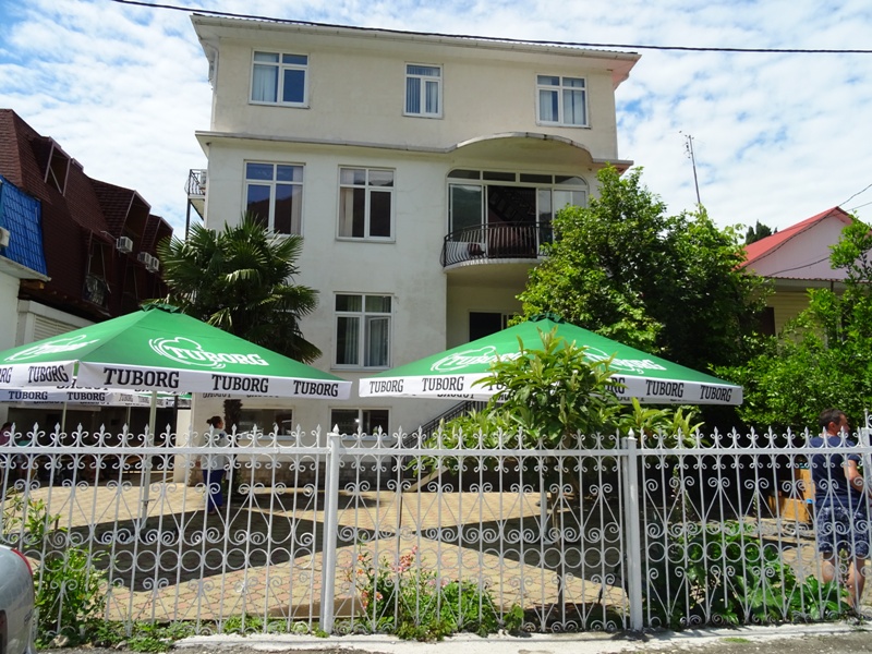 "Гагрские зонтики" гостевой дом в Гаграх, ул. Абазгаа, 16 - фото 1