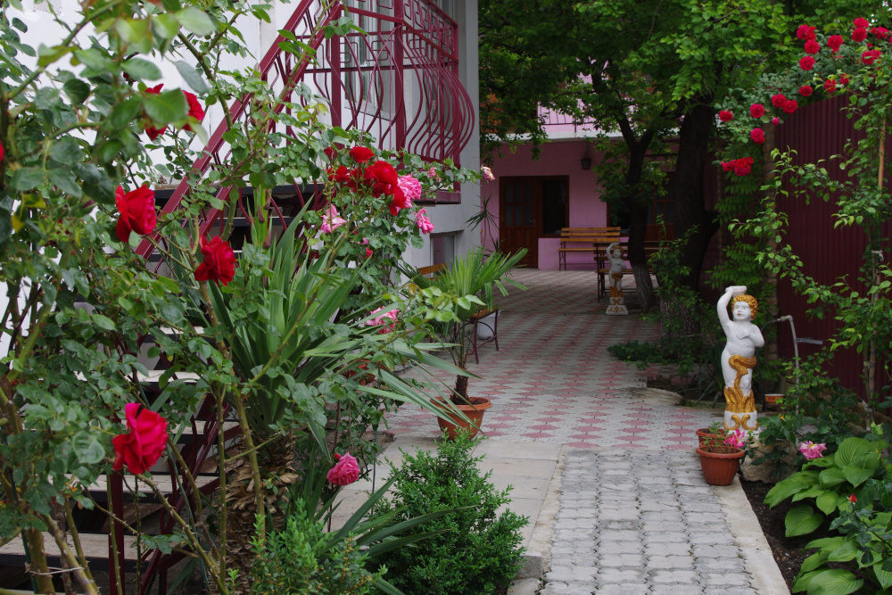 "Дом В Розах" гостевой дом в Феодосии - фото 1
