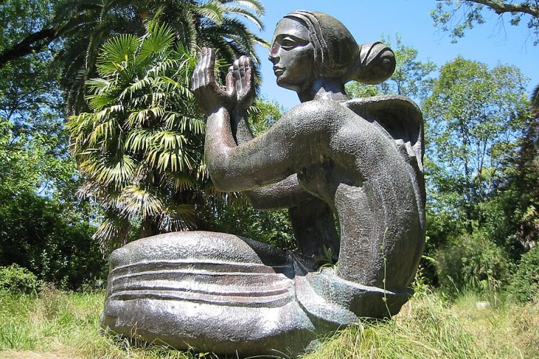 960px-Gagra_Park,_Abkhazia,_Statue,_Гагра,_Абхазия.jpg