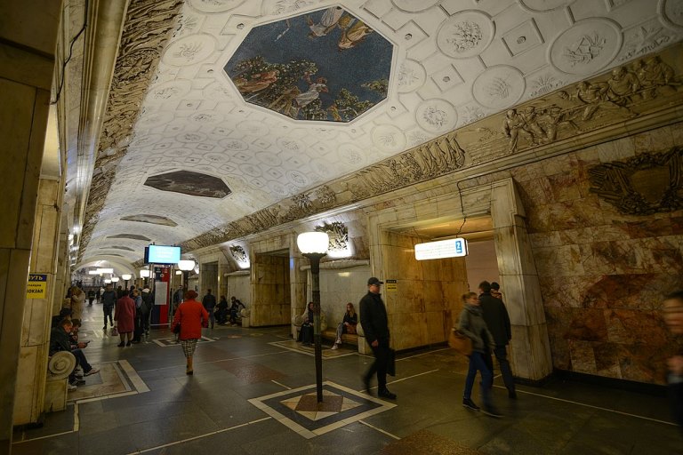 1080px-Novokuznetskaya_Metro_(19343981104).jpg