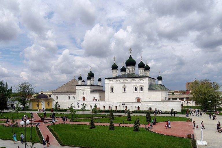 1080px-Astrakhan_Kremlin_Trinity_Cathedral_(262067753).jpeg