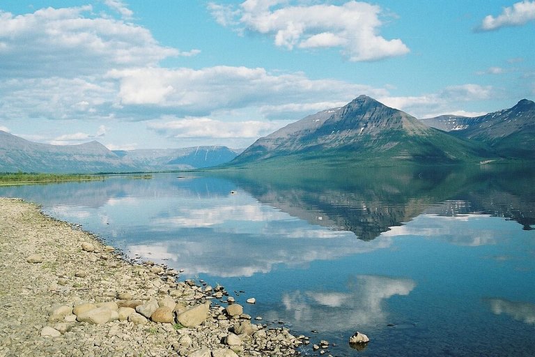 1075px-Putorana2._Lama_lake..jpg