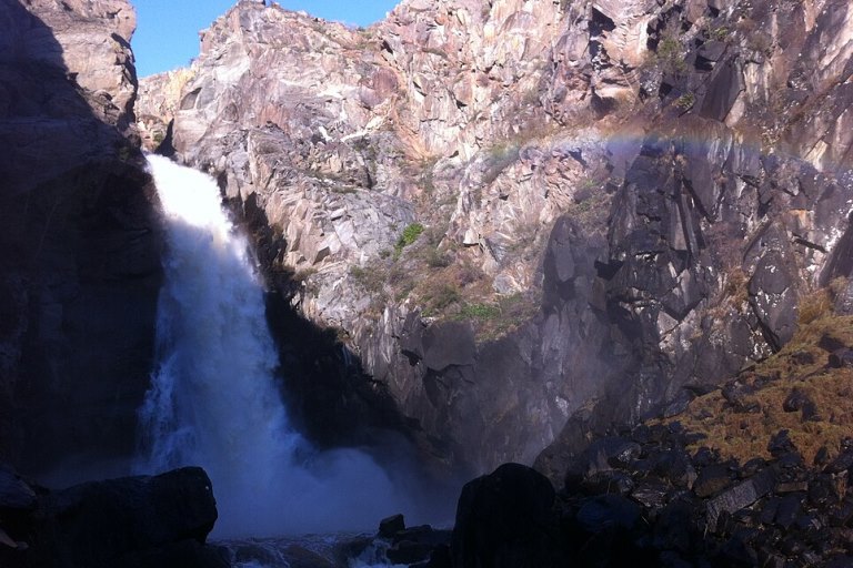 Невероятный пейзаж водопада Куркуре на Алтае