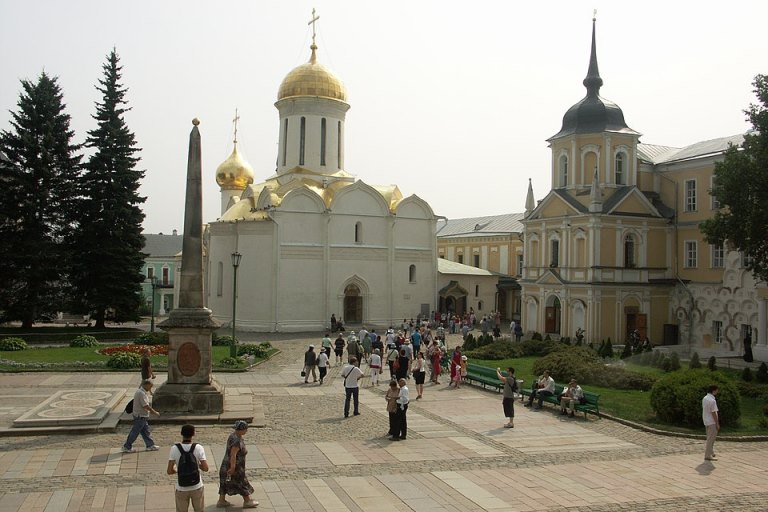960px-The_Trinity_Cathedral_in_Trinity_Lavra_of_St._Sergius_21.jpg