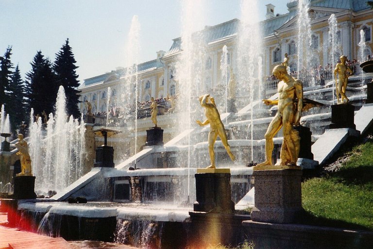 1098px-Grand_Peterhof_Palace_Petrodvorets_01.jpg