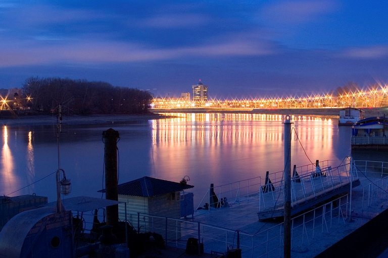 1199px-Kuban_River_in_Krasnodar_at_night.jpg