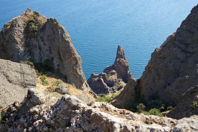 1084px-Rock_formations_by_the_sea,_Karadag,_Crimea,_Карадаг,_Крым.jpg