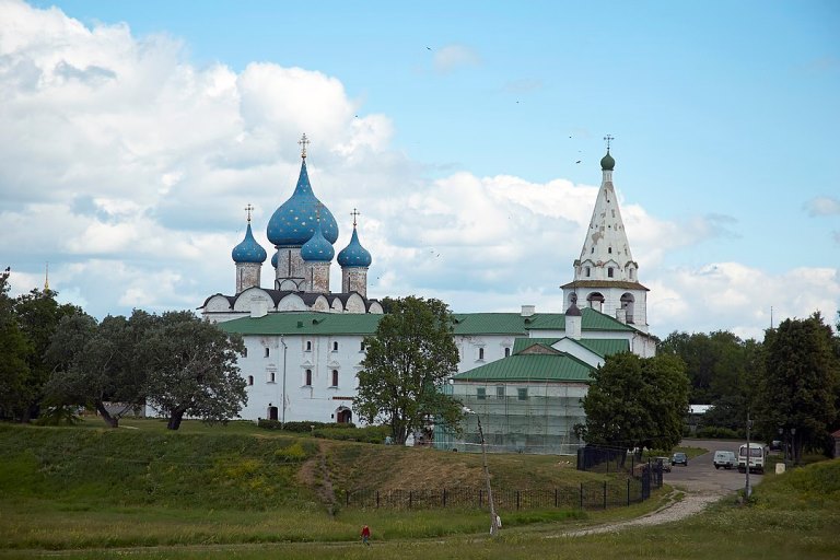 1083px-Suzdal_Kremlin.jpg