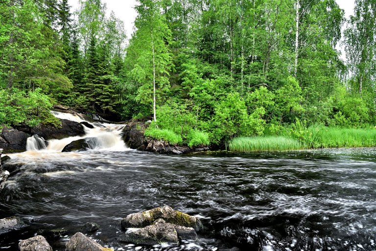 1079px-Severo-Priladozhsky_reserve._Ruskeala_waterfall_and_the_water_of_the_Tohmajoki_river.jpg