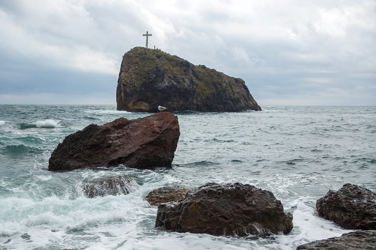 1084px-Rocks_in_the_sea,_Fiolent,_Crimea.jpg