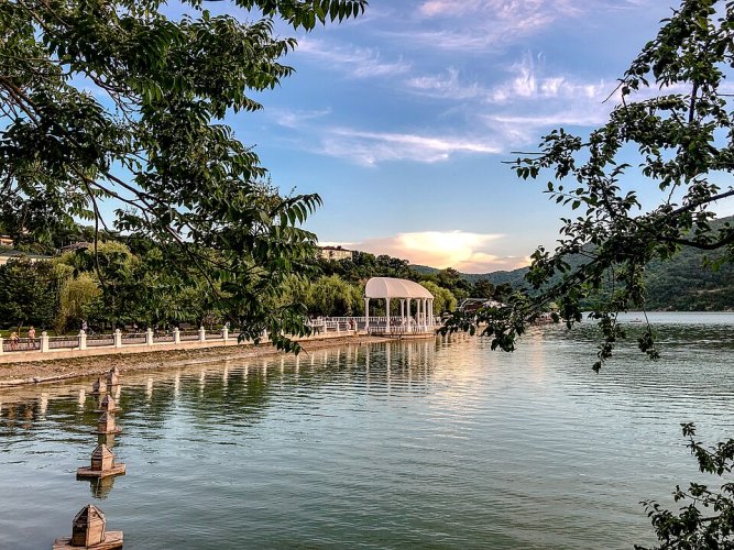 Озеро Абрау-Дюрсо - популярная достопримечательность  