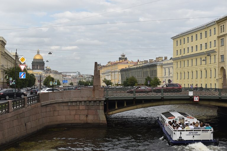 1080px-Санкт-Петербург,_Поцелуев_мост.jpg