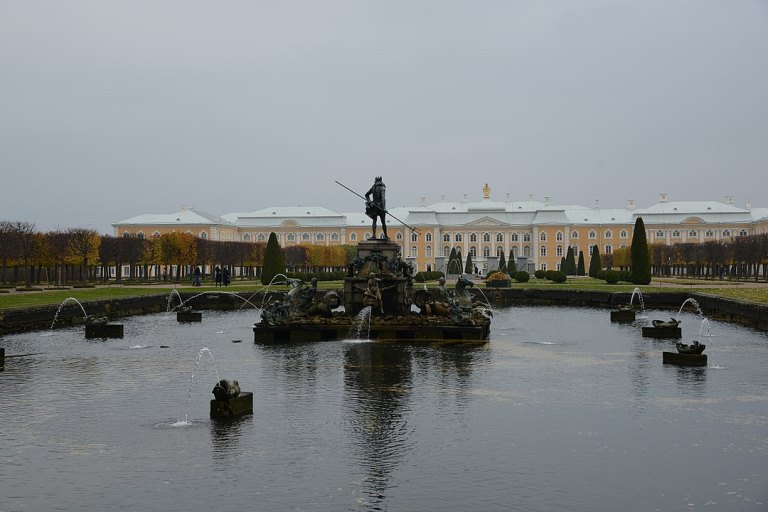 1080px-Peterhof_Palace_(20957418328).jpg