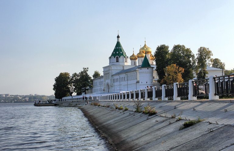1113px-Kostroma_Ipatiev_Monastery_Kostroma_River_IMG_0694_1725.jpg