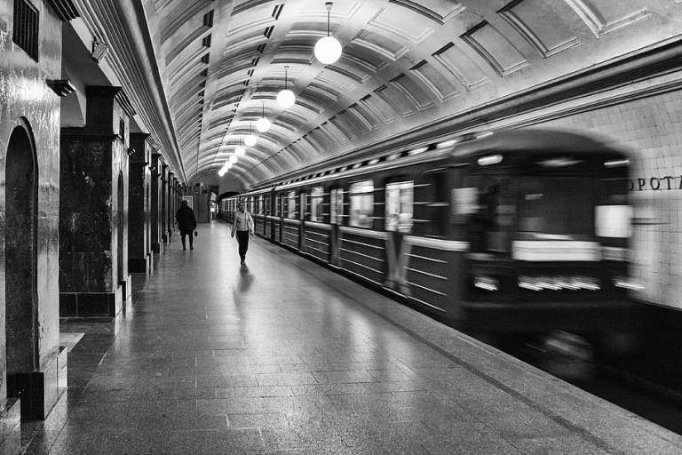 metro-moscow-red-gate-escalator.jpg