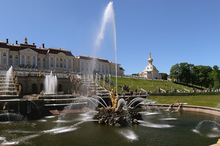 914px-Peterhof_SampsonFountain.jpg