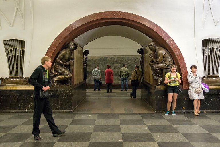 1070px-Moscow_Metro,_Ploshchad_Revolyutsii,_Revolution_Square,_Arches,_Russia.jpg