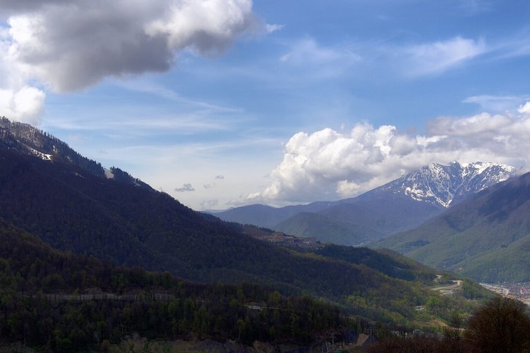 1105px-Krasnaya_Polyana_mountains_P5020273_2200.jpg