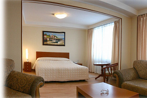 Гостиницы Южно-Сахалинска у парка, "Турист" гостиничный комплекс у парка - забронировать номер