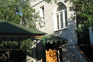Гостевые дома Орджоникидзе с бассейном, "На Морской" с бассейном
