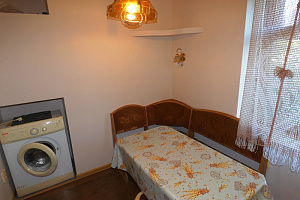 Мотели в поселке Ильиче, 2х-комнатная Ленина 17 кв 2 мотель - забронировать номер