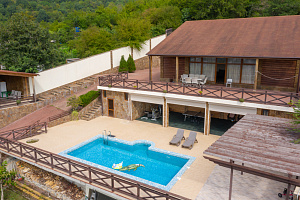Дома Лоо с бассейном, "В горах с вина море" коттедж под-ключ с бассейном - фото
