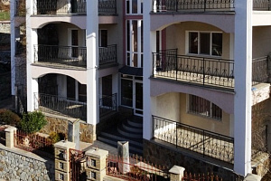 Гостевые дома Алушты с бассейном, "Судакская 15" с бассейном - фото