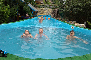 Гостевые дома Заозерного с бассейном, "Виктория" с бассейном