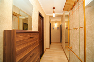 Квартиры Алушты в центре, 2х-комнатная 50 лет Октября 6 в центре - фото