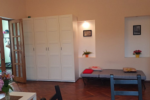 Квартиры Абхазии с кухней, 2х-комнатная Кодорское шоссе 5 с кухней - снять