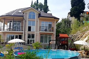 Гостевые дома Лазаревского с бассейном, "Колос" с бассейном