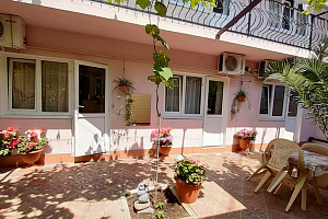 Гостевые дома Лазаревского с парковкой, "Лилия" с парковкой - фото