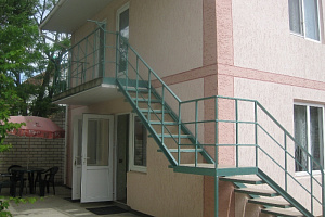 Гостевые дома Приморского с бассейном, Чапаева 25 с бассейном - забронировать номер