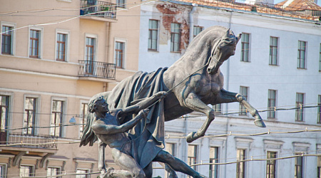 Аничков мост в Санкт-Петербурге: история, скульптуры коней, факты и интересные места