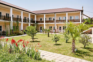 Гостевые дома Лдзаа с бассейном, "Солнце Абхазии" с бассейном - фото