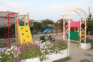 Гостевые дома Ейска с детской площадкой, "Гостинный дворик" с детской площадкой - забронировать номер