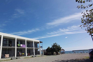 Гостевые дома Абхазии у моря, "Три Тополя" гостевой комплекс у моря - забронировать номер