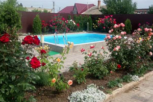 Гостевые дома Кучугур с бассейном, "Семейный рай" с бассейном - раннее бронирование