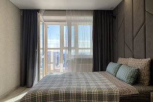 "С панорамным окном и парящей кроватью" квартира-студия