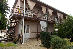 Гостевые дома Межводного с бассейном, "Дворик" с бассейном - фото