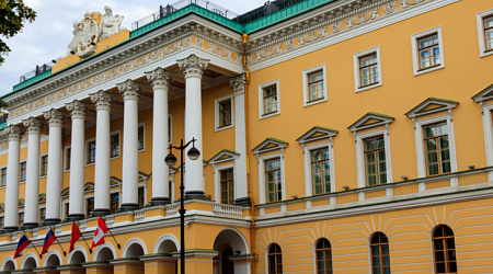 Гранд Отель Европа vs Four Seasons: Битва титанов петербургской гостеприимности