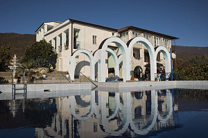 Гостевые дома Нового Афона с бассейном, "Таруса" с бассейном - фото