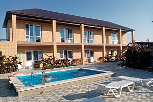 Гостевые дома Кучугур с бассейном, "Чайка Ливингстон" с бассейном - фото