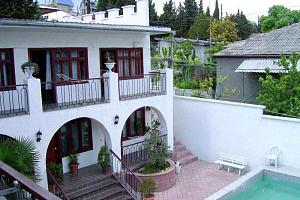 Гостевые дома Алушты с бассейном, "Круиз-1" с бассейном