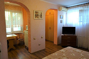 Квартиры Ялты с видом на море, 1-комнатная Партизанская 4 кв 3/А с видом на море - фото